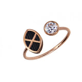 Anillo en plata del, pelo de jirafa y circonita bañado en oro rosa con forma de escudo