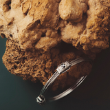 Pulsera con hilos en plata y nudos corredizos