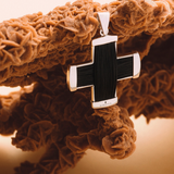 Colgante de cruz de plata y pelo de jirafa