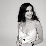 Modelo con collar cruz tonga