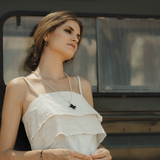 Modelo con collar cruz tonga